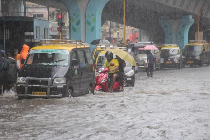पानी-पानी हुई मुंबई, पुलिस दे रही सलाह