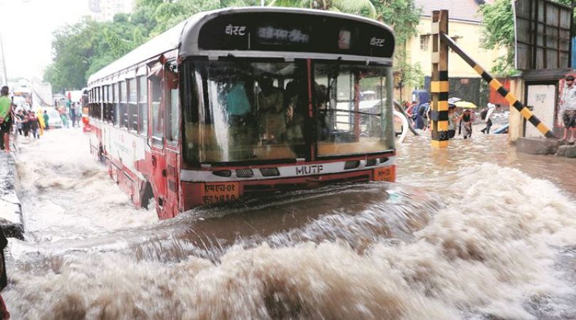 मुंबई में भारी बारिश पर चिंता जताते हुए PM मोदी ने CM फडणवीस से की बात