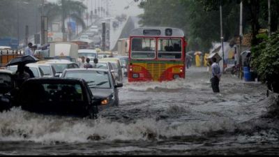 मुंबई में भारी बारिश पर CM फडणवीस ने लोगो को सुरक्षित स्थान पर जाने को कहा
