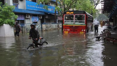 तेज़ बारिश से थमी मुंबई, हाईटाईड को लेकर दी चेतावनी