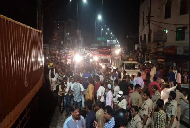 मेरठ-दिल्ली रोड पर दर्दनाक हादसा, 4 की मौत, कई लोगों को कुचला