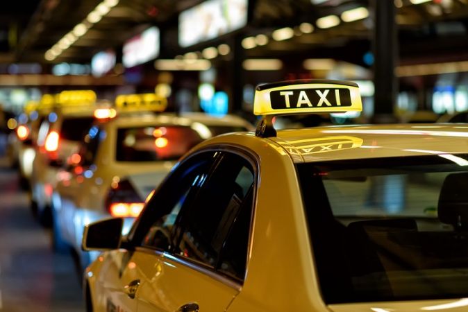 अब कार-टैक्सियों में नहीं होगा चाइल्ड लॉक सिस्टम, सरकार ने जारी किए आदेश