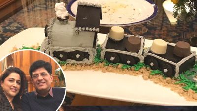 रेल के आकार का केक काटकर रेलमंत्री पियूष गोयल ने मनाई शादी की सालगिरह