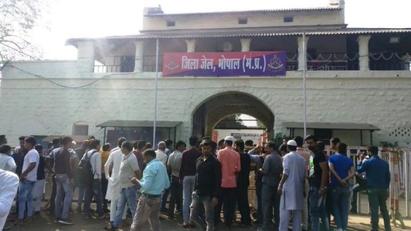मध्यप्रदेश चुनाव: भोपाल के स्ट्रांग रूम में एक घंटा बंद रहे सीसीटीवी कैमरे, ईवीएम के साथ छेड़छाड़ की आशंका