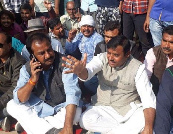 मध्यप्रदेश चुनाव: ईवीएम से छेड़छाड़ को लेकर स्टॉन्ग रूम के बाहर डेरा डालकर बैठे कांग्रेस प्रत्याशी