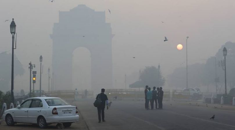 दिल्ली में छाई धुंध, हवा की गुणवत्ता खराब