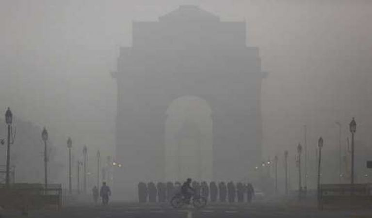दिल्ली की आबोहवा हुई खतरनाक, एक्यूआई 302 दर्ज किया गया