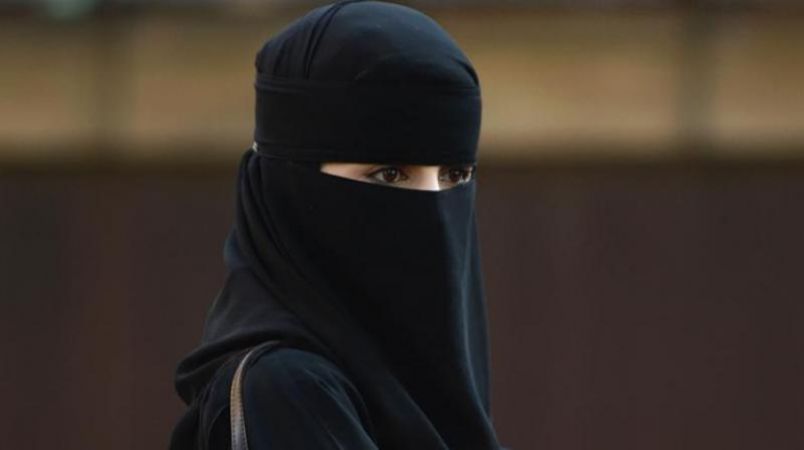 मुस्लिम महिला को मैकडोनाल्ड में जाने से रोका