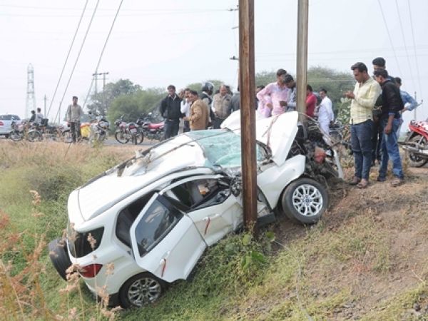 सड़क हादसे में हुई युवक की मौत, खंबे से टकराई थी कार