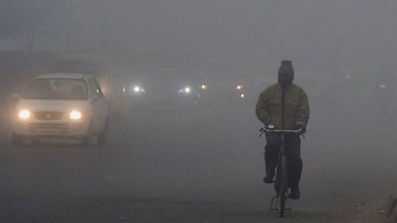 ठंड से बढ़ी ठिठुरन, धुंध की चादर में समाई दिल्ली