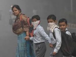 दिल्ली की जहरीली हवा से बढ़ रहा अस्थमा का खतरा, स्कूलों में बच्चों को बताए जा रहे सुरक्षा के उपाय