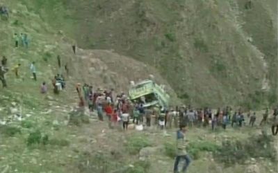 जम्मू कश्मीर में भीषण सड़क हादसा, खाई में बस गिरने से 11 यात्रियों की मौत