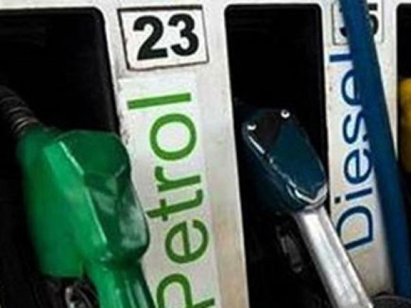 पेट्रोल-डीजल की कीमतों में गिरावट जारी, शनिवार को भी कम हुई कीमतें