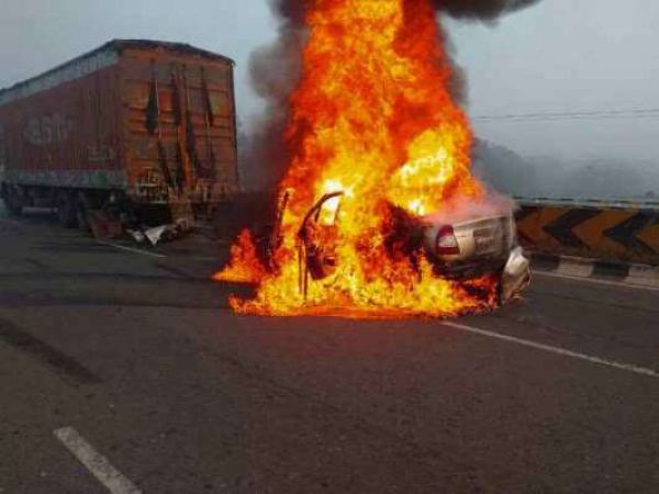 उत्तर प्रदेश में घने कोहरे के कारण टकराए तीन वाहन, चार लोगों की दर्दनाक मौत
