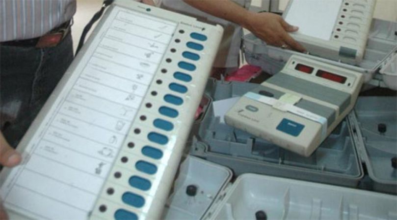 गुजरात चुनाव- ईवीएम खराब होने से रूक गया मतदान!