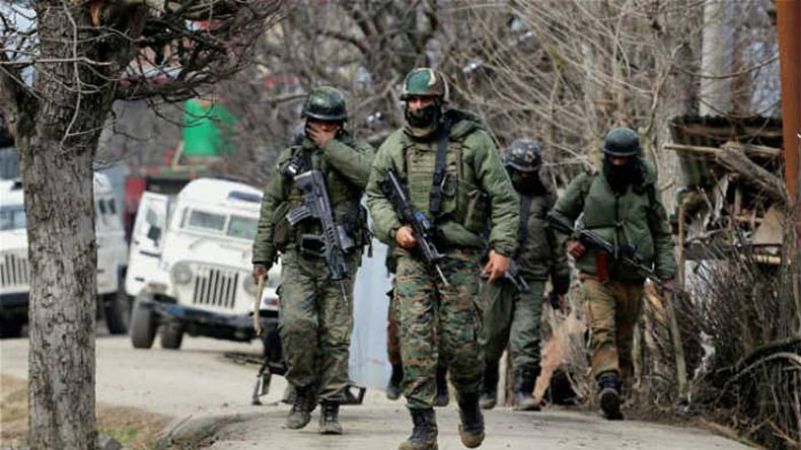 जम्मू कश्मीर: पिछले 15 घंटों से जारी है मुठभेड़, अब तक दो आतंकी हुए ढेर