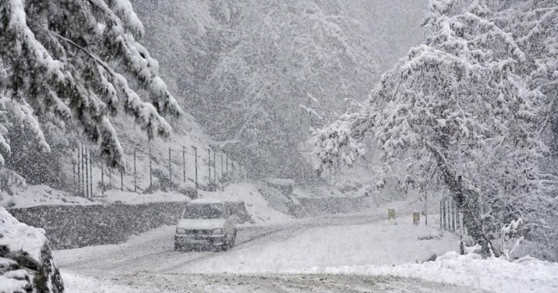 जम्मू कश्मीर में भारी बर्फ बारी से प्रभावित हुई माता वैष्णों देवी यात्रा