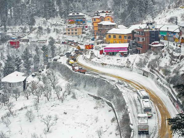 शिमला में गिरी सीजन की पहली बर्फ ठंडा हुआ मौसम