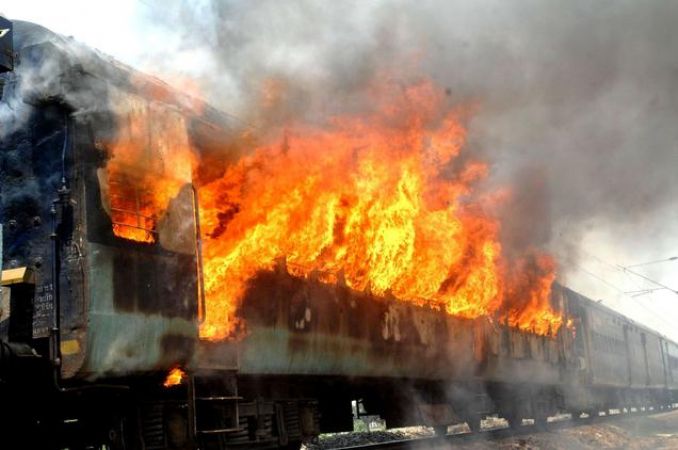 पीएम के दौरे से पहले वेल्डिंग करते समय रेल के कोच में लगी आग