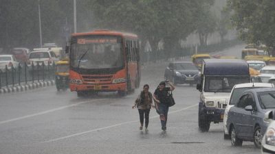 दिल्ली में बढ़ी ठिठुरन, सुबह से ही हो रही बारिश
