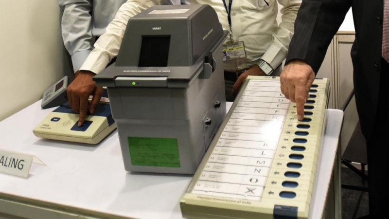बनासकांठा - छोटा उदयपुर के मतदान केंद्रों पर खराब हुई ईवीएम