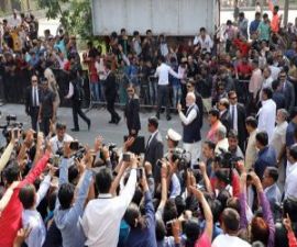 PM मोदी के रोड शो पर भड़की कांग्रेस