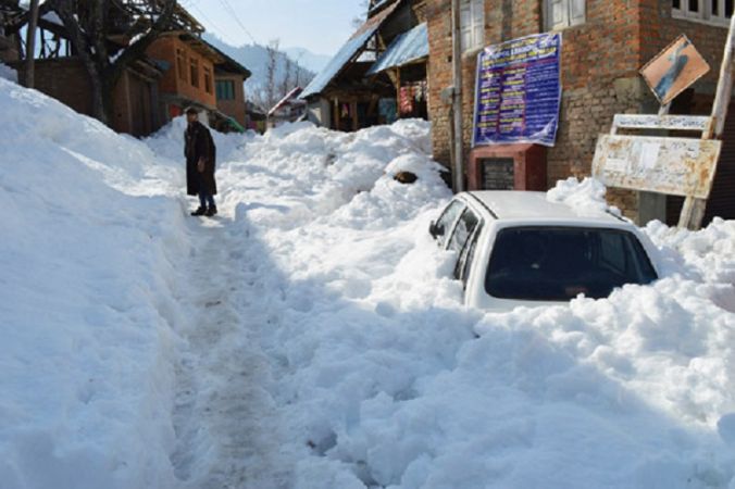 जम्मू कश्मीर में जबरदस्त बर्फ़बारी, कई इलाकों से सड़क संपर्क टूटा