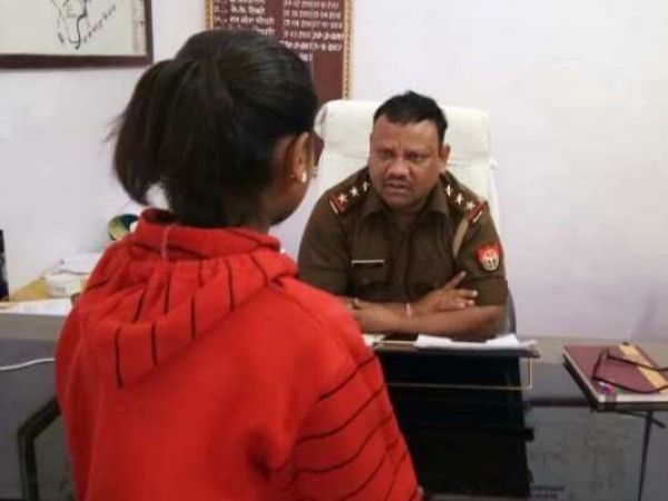 छोटी बच्ची ने किया ऐसा काम कि पुलिस ने ठोका सलाम