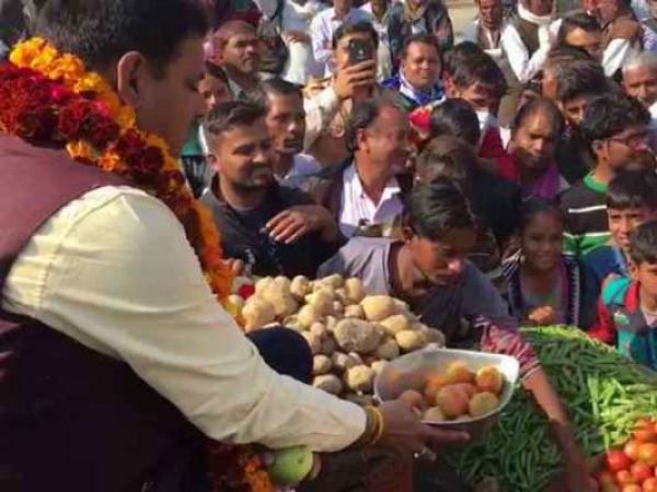 राजस्थान में निर्दलीय चुनाव जीतने के बाद, सब्जी बेचने लगा ये विधायक, छाया सुर्खियॉं में