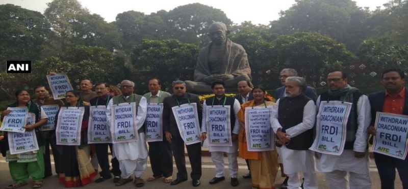 गांधी प्रतिमा के सामने तृणमूल कांग्रेस ने किया FRDI के विरोध में प्रदर्शन