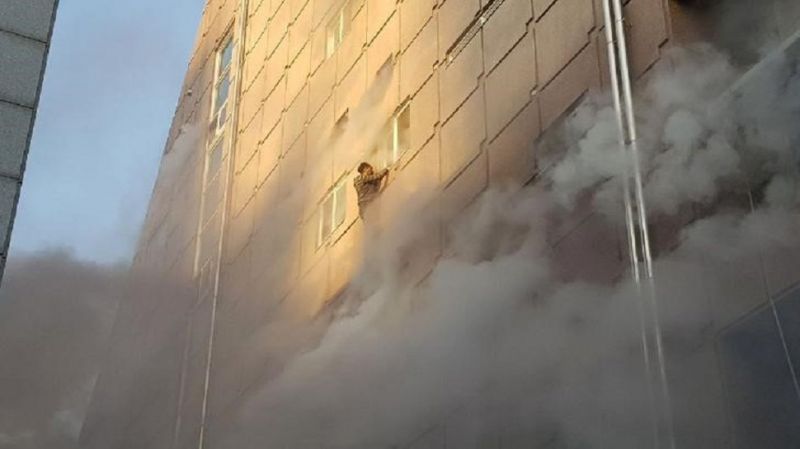 साउथ कोरिया में लगी इमारत में आग