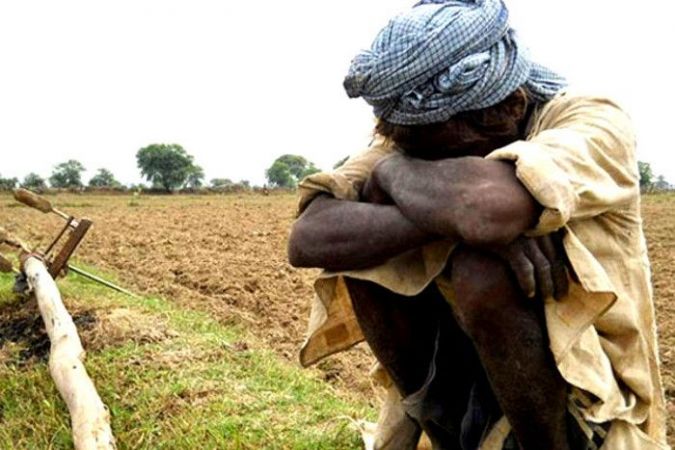 देश में आत्महत्या करता, जय किसान का नारा