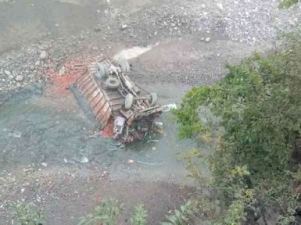 हिमाचल प्रदेश:  पुल से निचे खाई में गिरा ईटों से भरा ट्रक, दो लोगों की मौके पर मौत