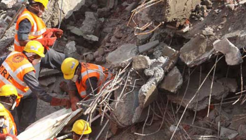 गोरेगांव में अचानक गिर गई निर्माणाधीन इमारत, एक की मौत