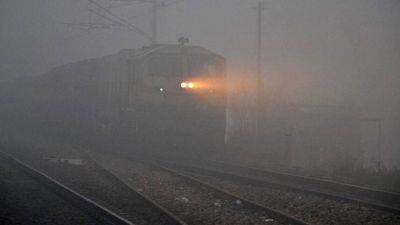 कोहरे की वजह से 17 ट्रेनें रद्द, 26 ट्रेनें लेट