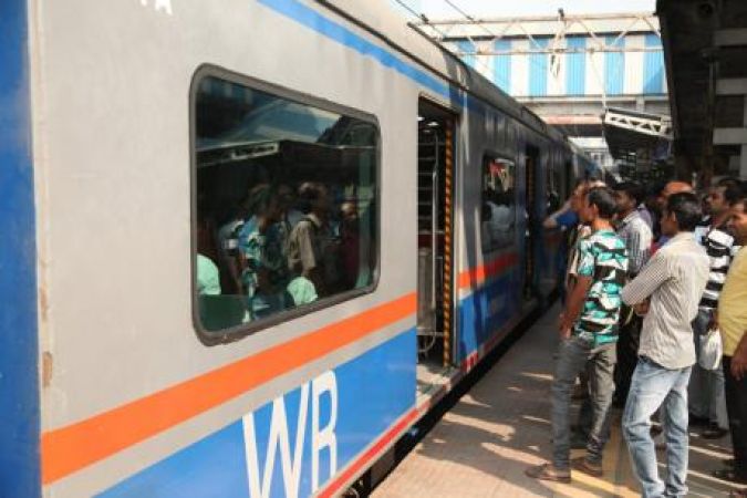 मुंबई लोकल : उद्घाटन के तुरंत बाद ही बिना टिकिट यात्रा शुरू