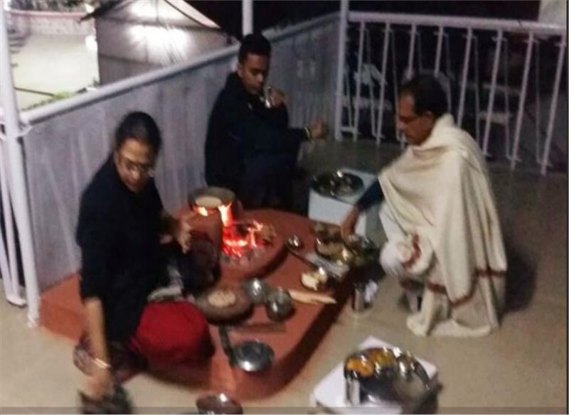 CM शिवराज परिवार संग खाने की फोटो हो रही है ट्रोल