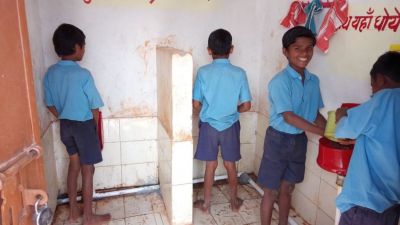 शौचालय इस्तेमाल करते हुए छात्रों के फोटो मांगे, तबादला