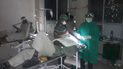 टॉर्च की रोशनी में किया 32 मरीजों का ऑपरेशन