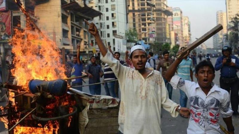 बांग्लादेश लोकसभा चुनाव: हिंसा की आग में जल रहा देश, अब तक 10 की मौत