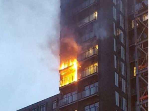मैनचेस्टर की 12 मंज़िला इमारत में भीषण आग