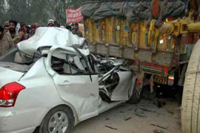गुजरात में दो ट्रकों के ने मारी एसयूवी को टक्कर, एक ही परिवार के 10 लोगों की मौत