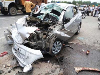 कोहरे के कारण तेज रफ्तार वॉल्वो ने मारी दो कारों को टक्कर, हुई मौत