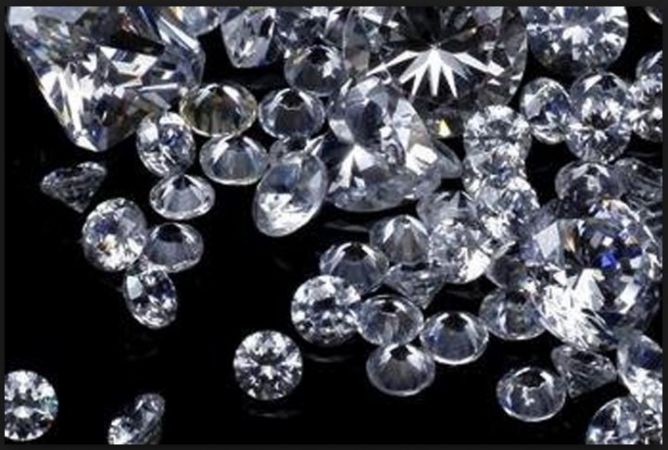 A diamond broker cheating 25 diamond traders for Rs 26.91 crore being arrested