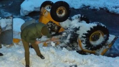 जम्मू-कश्मीर : बर्फीले तूफान में फंसी जेसीबी मशीन, एक की मौत