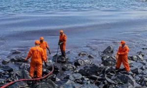 चेन्नई: दो जहाजों के टकराने से समुद्र में फैला तेल