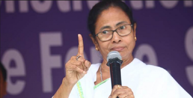 बंगाल घमासान: ममता ने ख़त्म किया धरना, कहा विपक्षी नेताओं ने किया था आग्रह