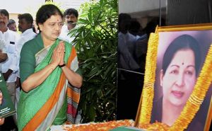 तमिलनाडु के मुख्यमंत्री पन्नीरसेल्वम ने दिया इस्तीफा, शशिकला बनेगी नई मुख्यमंत्री