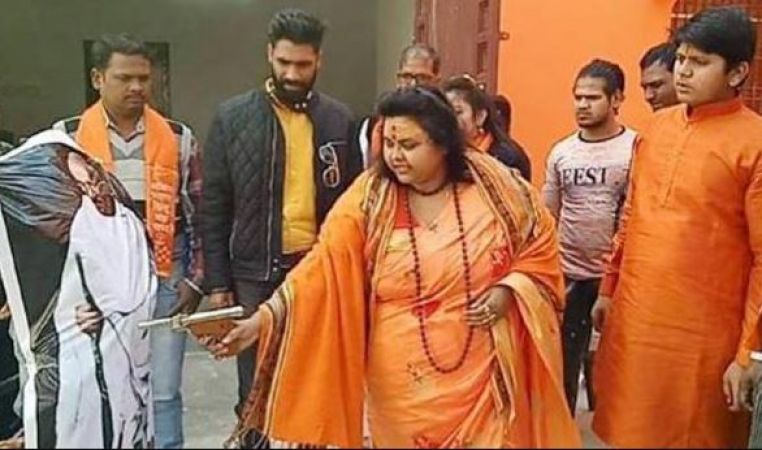 पति समेत गिरफ्तार हुई 'बापू' के पुतले को गोलियों से छलनी करने वाली पूजा पांडेय