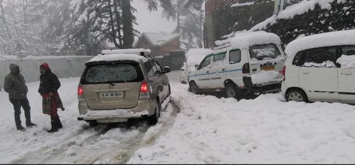 जम्मू-कश्मीर में  बर्फबारी-बारिश,  आंधी से 180 मकान ढहे, दो की मौत